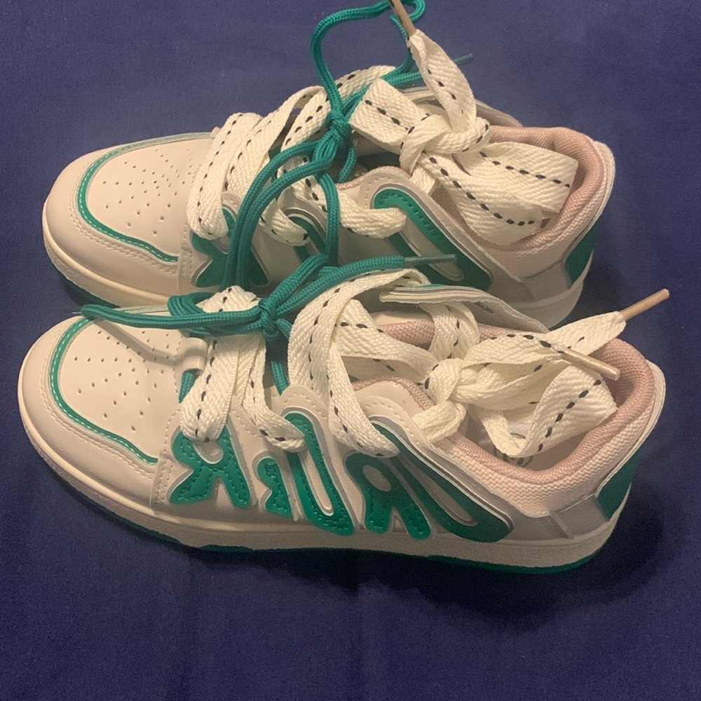 Am selling this shoes